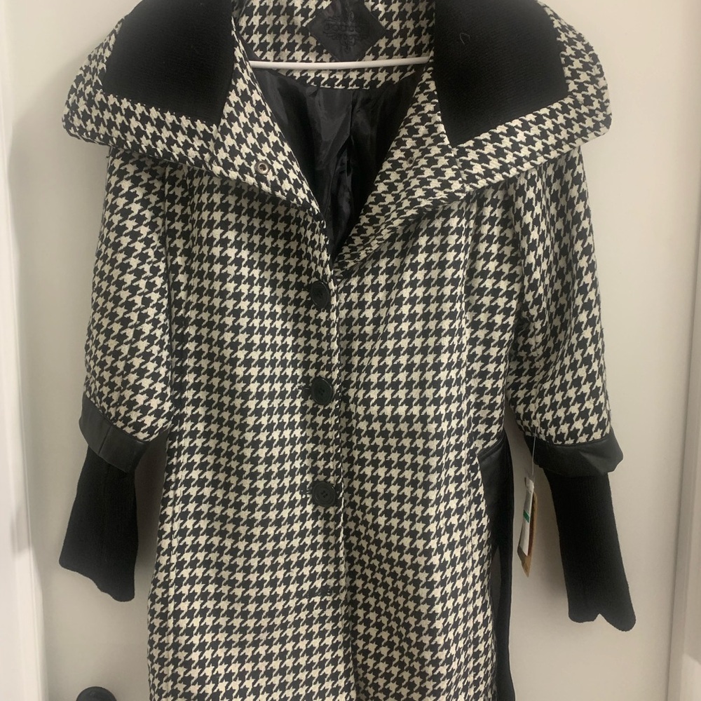 Black & White Coat - Picture 7 of 11
